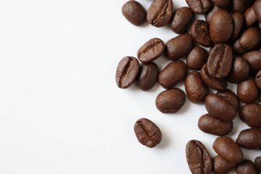 Fasulye beyaz, kahve çekirdekleri beyaz arka planda. 
