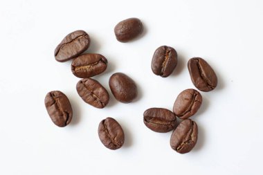 Fasulye beyaz, kahve çekirdekleri beyaz arka planda. 