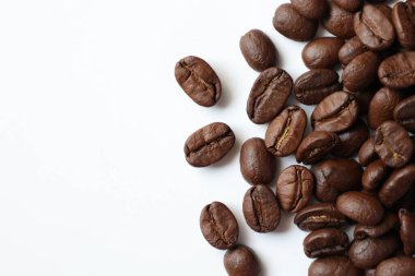 Fasulye beyaz, kahve çekirdekleri beyaz arka planda. 