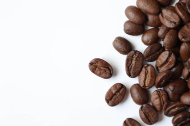 Fasulye beyaz, kahve çekirdekleri beyaz arka planda. 