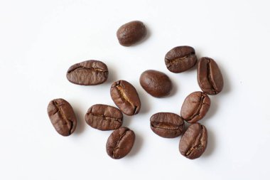 Fasulye beyaz, kahve çekirdekleri beyaz arka planda. 