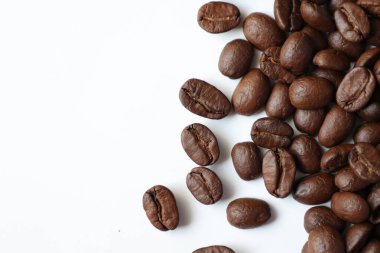 Fasulye beyaz, kahve çekirdekleri beyaz arka planda. 