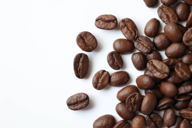 Fasulye beyaz, kahve çekirdekleri beyaz arka planda. 