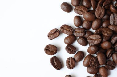 Fasulye beyaz, kahve çekirdekleri beyaz arka planda. 