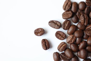 Fasulye beyaz, kahve çekirdekleri beyaz arka planda. 