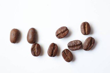 Fasulye beyaz, kahve çekirdekleri beyaz arka planda. 