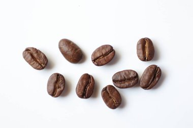 Fasulye beyaz, kahve çekirdekleri beyaz arka planda. 