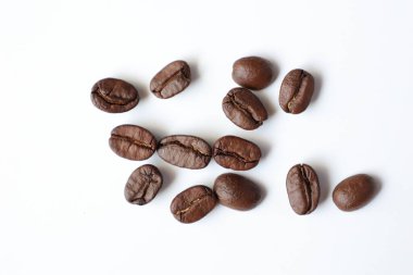 Fasulye beyaz, kahve çekirdekleri beyaz arka planda. 