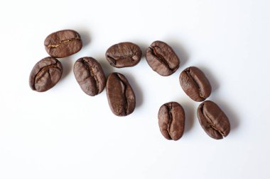 Fasulye beyaz, kahve çekirdekleri beyaz arka planda. 