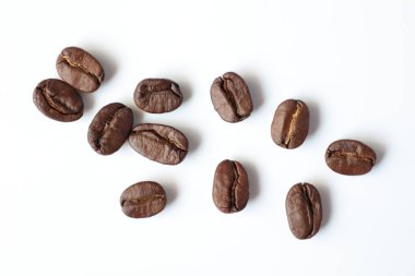 Fasulye beyaz, kahve çekirdekleri beyaz arka planda. 