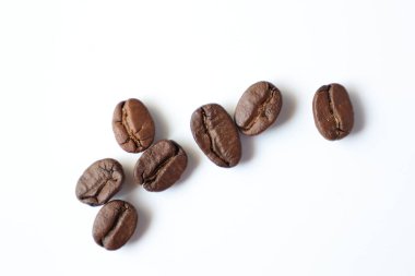 Fasulye beyaz, kahve çekirdekleri beyaz arka planda. 