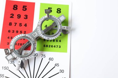 Yüksek miyop görme duyusu için reçeteli gözlüklerin yarısı görme duyusu ölçme aracı arka plan, deneme çerçevesi, göz testi, göz testi, deneme çerçevesi gözlüğü için optometrist deneme çerçevesi