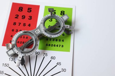 Yüksek miyop görme duyusu için reçeteli gözlüklerin yarısı görme duyusu ölçme aracı arka plan, deneme çerçevesi, göz testi, göz testi, deneme çerçevesi gözlüğü için optometrist deneme çerçevesi