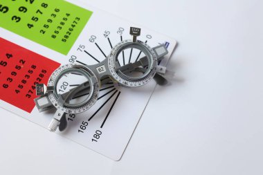 Yüksek miyop görme duyusu için reçeteli gözlüklerin yarısı görme duyusu ölçme aracı arka plan, deneme çerçevesi, göz testi, göz testi, deneme çerçevesi gözlüğü için optometrist deneme çerçevesi