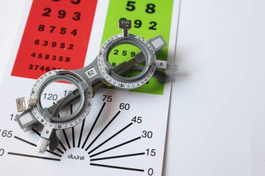 Yüksek miyop görme duyusu için reçeteli gözlüklerin yarısı görme duyusu ölçme aracı arka plan, deneme çerçevesi, göz testi, göz testi, deneme çerçevesi gözlüğü için optometrist deneme çerçevesi