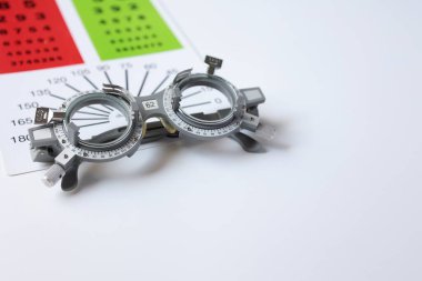 Yüksek miyop görme duyusu için reçeteli gözlüklerin yarısı görme duyusu ölçme aracı arka plan, deneme çerçevesi, göz testi, göz testi, deneme çerçevesi gözlüğü için optometrist deneme çerçevesi
