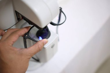 Gözlükçüde el ele tutuşun.