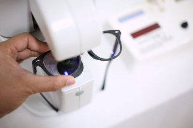 Gözlükçüde el ele tutuşun.