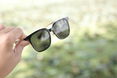 Yazın plajda güneş gözlüğü 