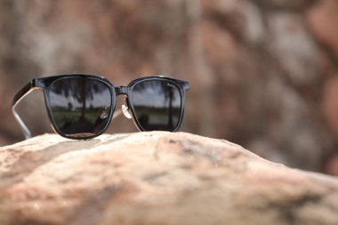 Yazın plajda güneş gözlüğü 