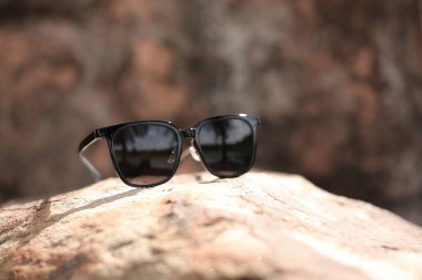 Yazın plajda güneş gözlüğü 