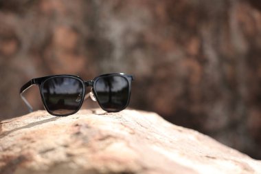 Yazın plajda güneş gözlüğü 