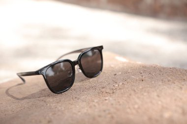 Yazın plajda güneş gözlüğü 