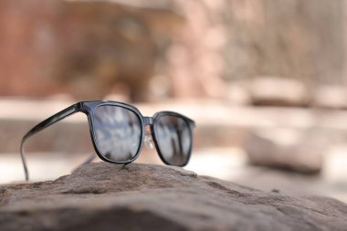 Yazın plajda güneş gözlüğü 