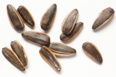 Ayçiçeği tohumu beyaz arka plan üzerinde izole üstten görünüm 