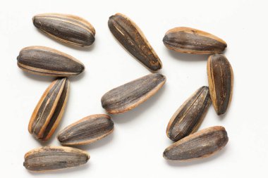 Ayçiçeği tohumu beyaz arka plan üzerinde izole üstten görünüm 