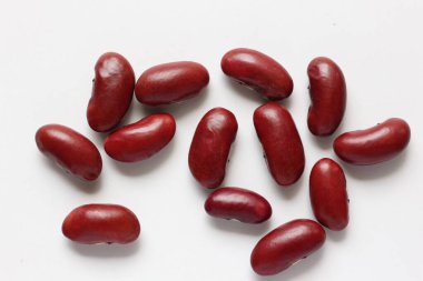 Beyaz zemin üzerinde kırmızı böbrek fasulyesi izole 