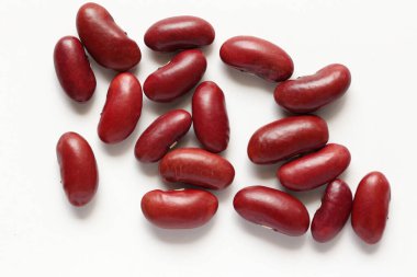 Beyaz zemin üzerinde kırmızı böbrek fasulyesi izole 