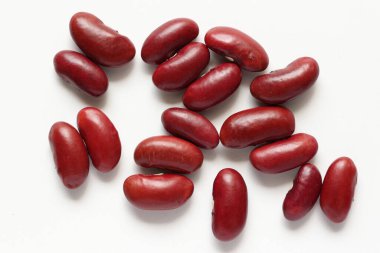 Beyaz zemin üzerinde kırmızı böbrek fasulyesi izole 