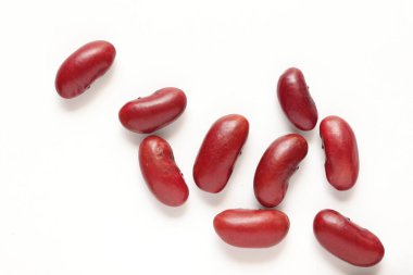 Beyaz zemin üzerinde kırmızı böbrek fasulyesi izole 