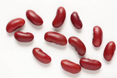 Beyaz zemin üzerinde kırmızı böbrek fasulyesi izole 