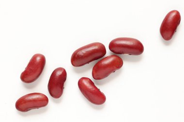 Beyaz zemin üzerinde kırmızı böbrek fasulyesi izole 