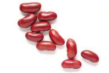 Beyaz zemin üzerinde kırmızı böbrek fasulyesi izole 