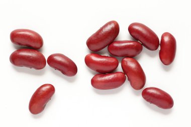 Beyaz zemin üzerinde kırmızı böbrek fasulyesi izole 