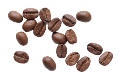 Kahverengi kahve çekirdekleri beyaz arka planda izole edilmiş. 
