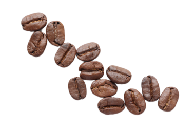 Kahverengi kahve çekirdekleri beyaz arka planda izole edilmiş. 