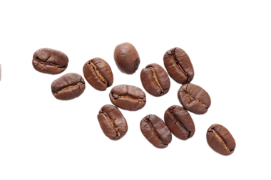 Kahverengi kahve çekirdekleri beyaz arka planda izole edilmiş. 