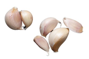 Beyaz arkaplanda sarımsak izole edilmiş. 