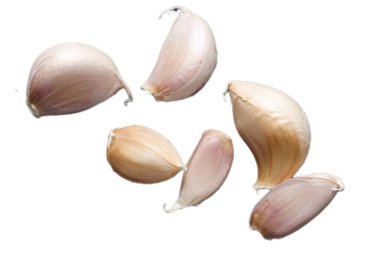 Beyaz arkaplanda sarımsak izole edilmiş. 