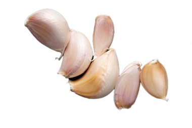 Beyaz arkaplanda sarımsak izole edilmiş. 