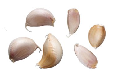 Beyaz arkaplanda sarımsak izole edilmiş. 