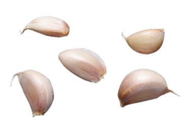 Beyaz arkaplanda sarımsak izole edilmiş. 