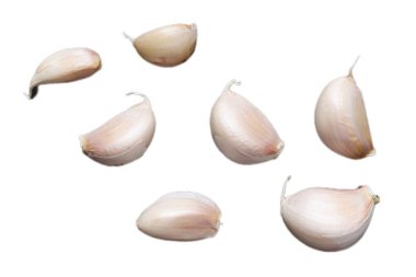 Beyaz arkaplanda sarımsak izole edilmiş. 