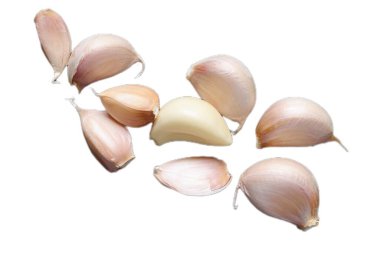 Beyaz arkaplanda sarımsak izole edilmiş. 