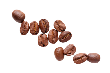 Kahverengi kahve çekirdekleri beyaz arka planda izole edilmiş. 
