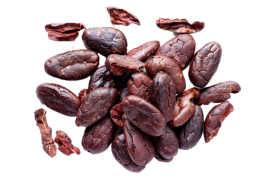 Kahverengi kavrulmuş kakao çekirdekleri beyaz arka planda izole edilmiş. 